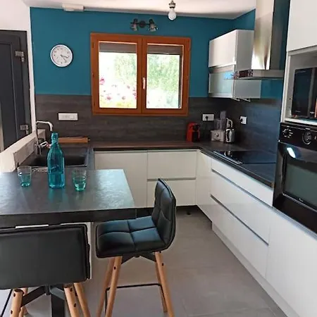 Maison Chaleureuse Calme Avec Vue Sur La Montagne. *